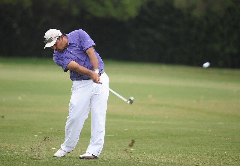 Golfista masculino en acción