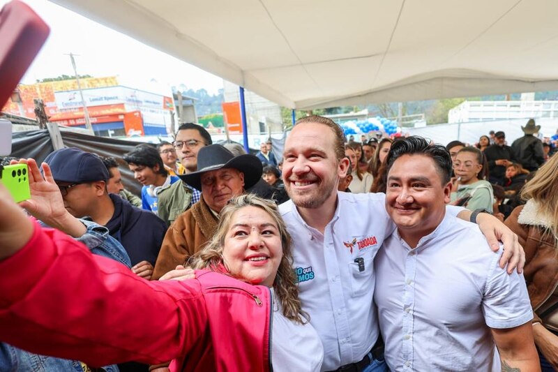 El candidato a gobernador Samuel García Sepúlveda se toma una selfie con sus seguidores.