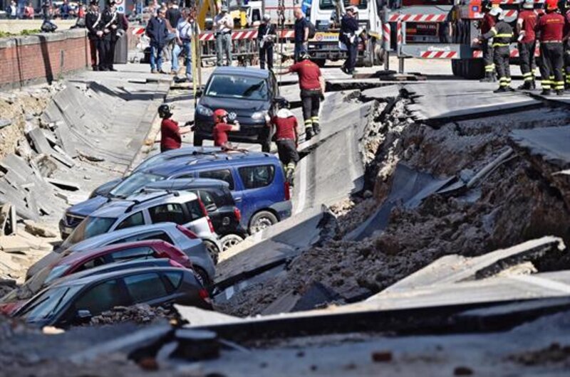 Hundimiento en la Ciudad de México deja varios vehículos atrapados