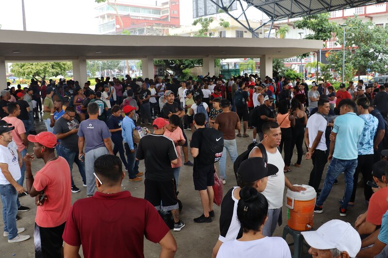 Multitud de personas en un lugar público