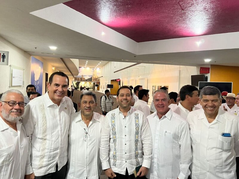 Políticos sonríen para la foto