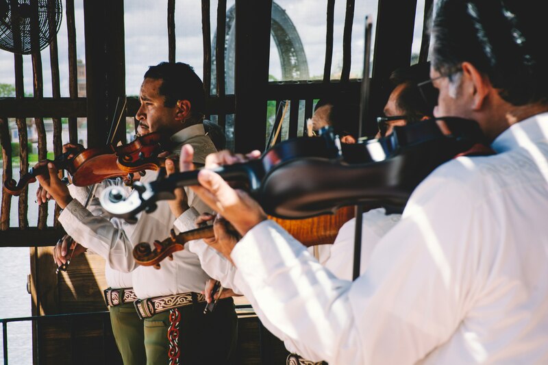 Fotografía de mariachis tocando la tradicional música mexicana reconocida internacionalmente.