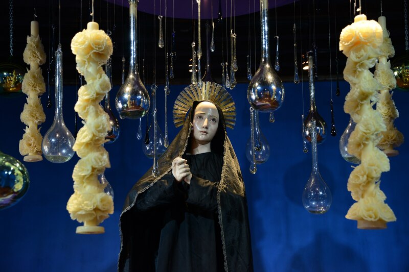 Virgen de Guadalupe rodeada de lágrimas de cristal