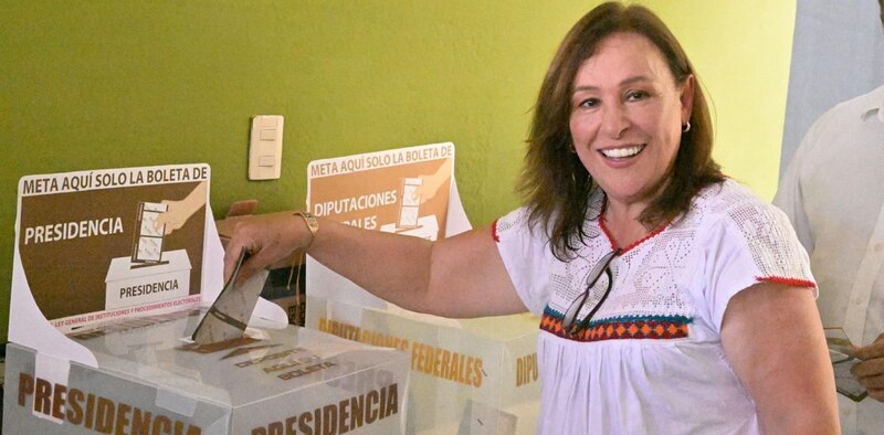 Mujer deposita su voto en una urna transparente durante las elecciones en México