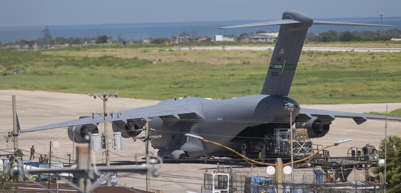 Un avión de carga C-17 Globemaster III de la Fuerza Aérea de los Estados Unidos aterriza en la Base Aérea Soto Cano, Honduras.