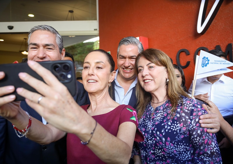 Candidata a la gubernatura de Colima se toma una selfie con simpatizantes