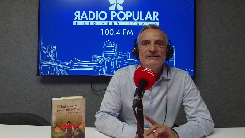 El escritor bilbaíno Tony Gratacós presenta su última novela en Radio Popular