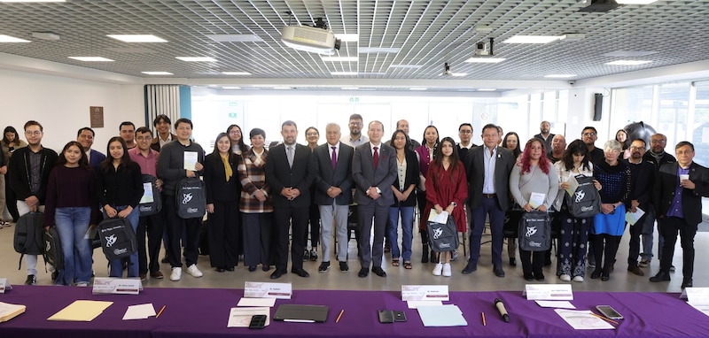 El rector general de la UAM, Gustavo Pacheco López con estudiantes becados que realizarán maestrías y doctorados en Alemania, les pide volver al país con una visión de bienestar colectiva