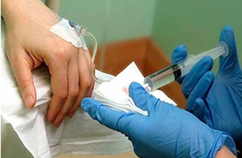 Paciente recibiendo una inyección intravenosa