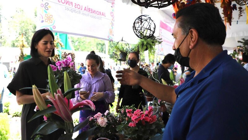 "Flores de todos los colores en el mercado"