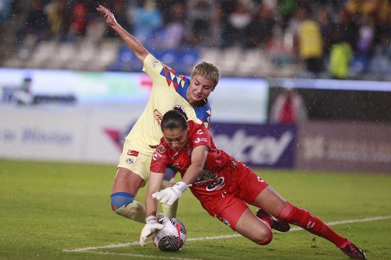 Portera detiene el balón con una mano