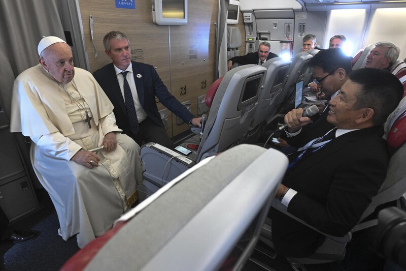 El Papa Francisco saluda a los periodistas en el avión