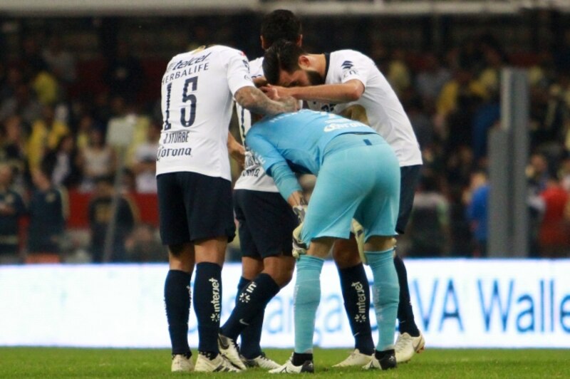 Jugadores de fútbol celebrando un gol