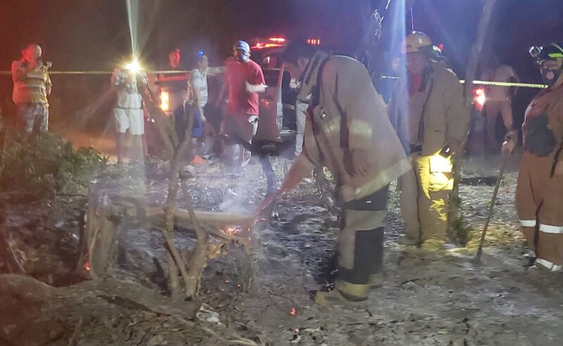 Bomberos combaten incendio en zona rural