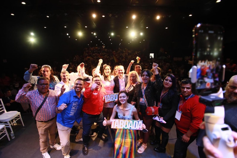 Candidata a la presidencia de Colombia, Francia Márquez, celebra con sus seguidores