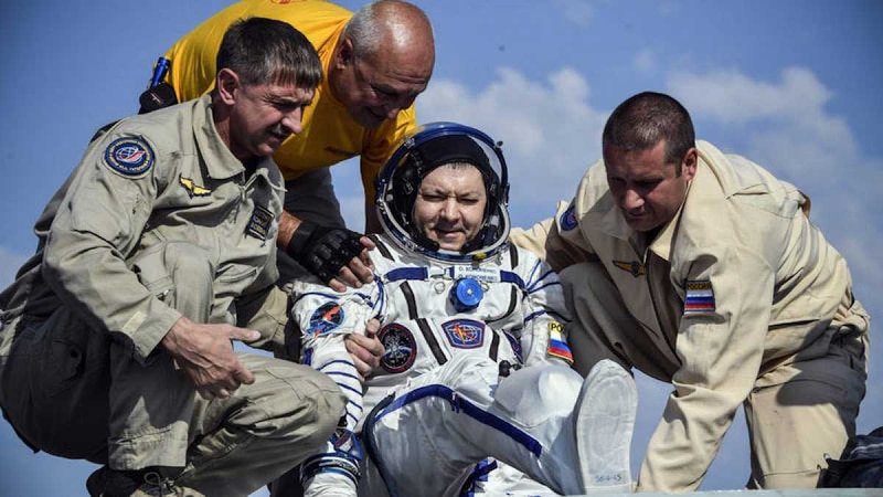 La astronauta rusa Anna Kikina es ayudada a salir de la cápsula Soyuz MS-22 después de aterrizar en Kazajistán.