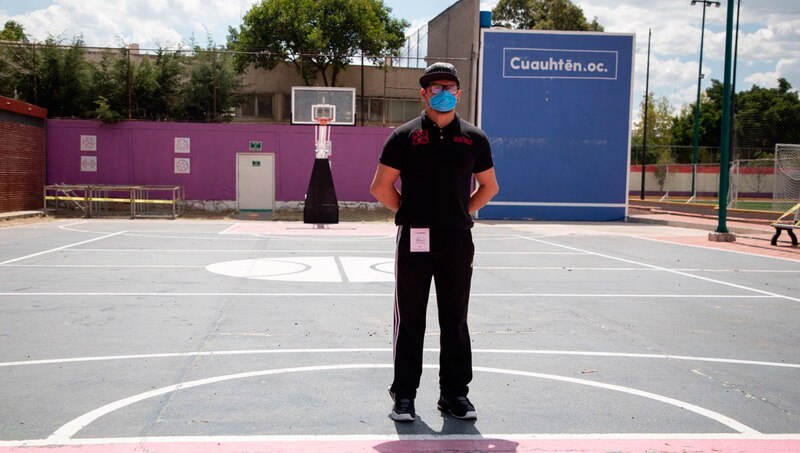 Un hombre con cubrebocas en una cancha de baloncesto