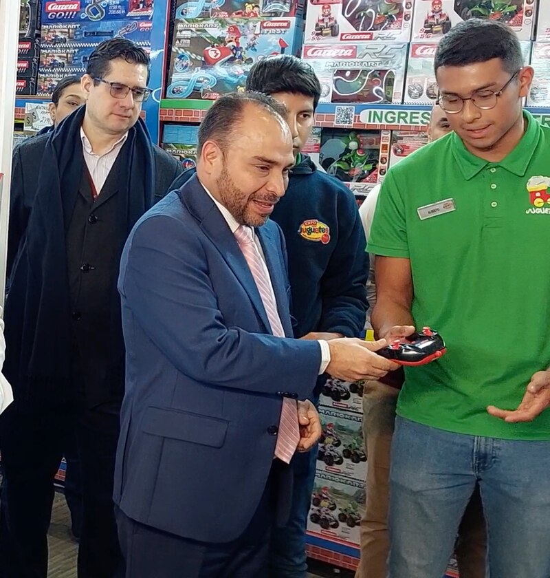 El presidente municipal de Querétaro, Luis Nava, inaugura la tienda Juguetilandia en Plaza Antea.