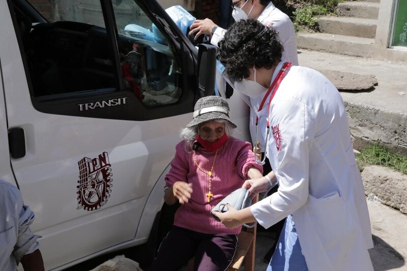 Médicos atienden a una mujer mayor en una clínica móvil en Lima, Perú.