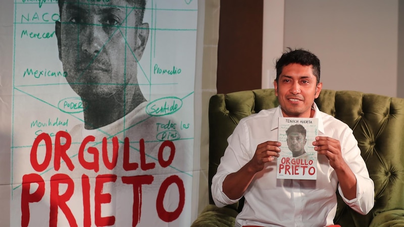 El actor mexicano Tenoch Huerta, en la presentación de su libro "Orgullo Prieto".