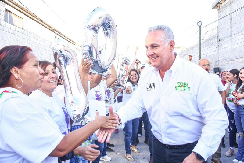El candidato a la alcaldía de Torreón, Román Alberto Cepeda, saluda a sus simpatizantes.