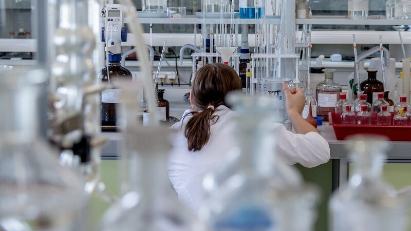 Científica trabajando en un laboratorio