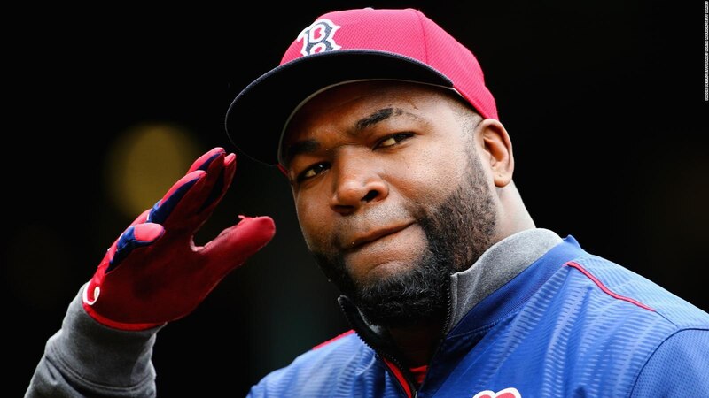 David Ortiz saluda a los fanáticos
