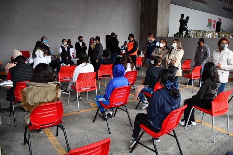 Jóvenes reciben la vacuna contra el COVID-19 en México