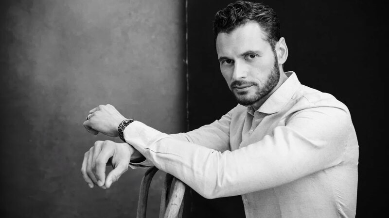 Retrato en blanco y negro de un hombre con barba y camisa blanca