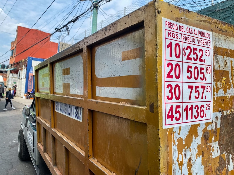 Anuncio de los precios del gas en una gasolinera