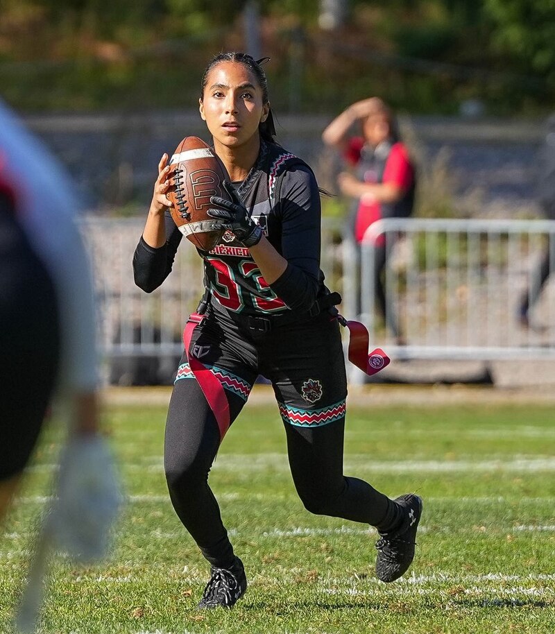 Mujer joven jugando fútbol americano