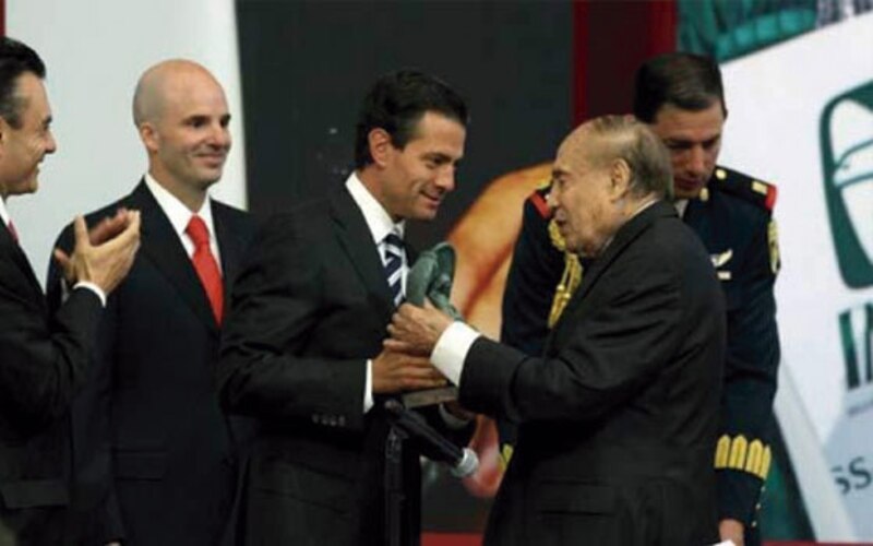 El presidente Felipe Calderón entrega el Premio Nacional de Ciencias y Artes a Octavio Paz