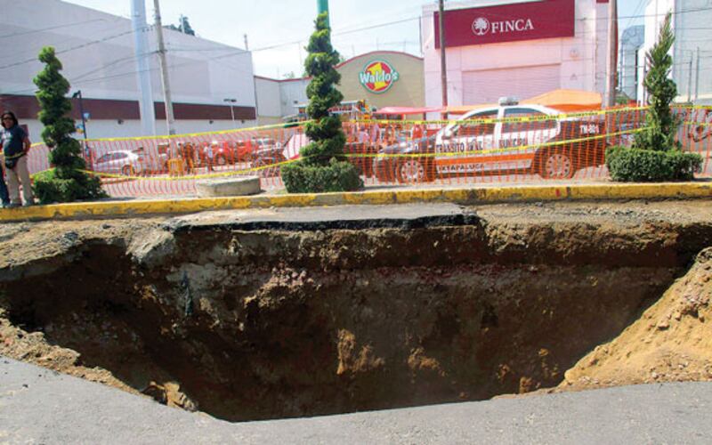 Se abre un socavón en la Ciudad de México