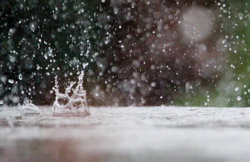 Lluvia cayendo sobre una superficie mojada