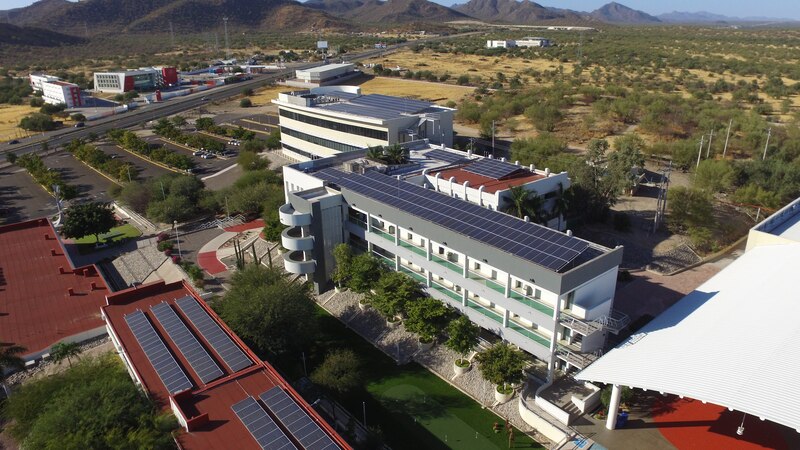 Instalación de paneles solares en la azotea de un edificio