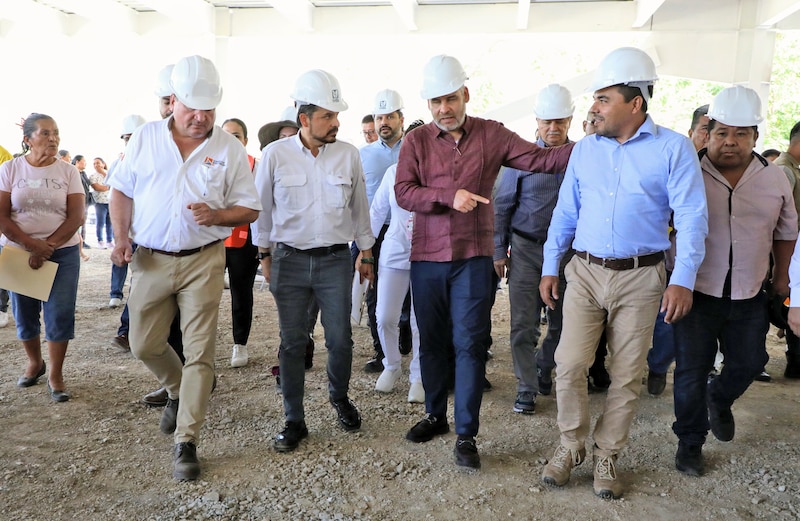 El presidente municipal supervisa la construcción de un puente vehicular