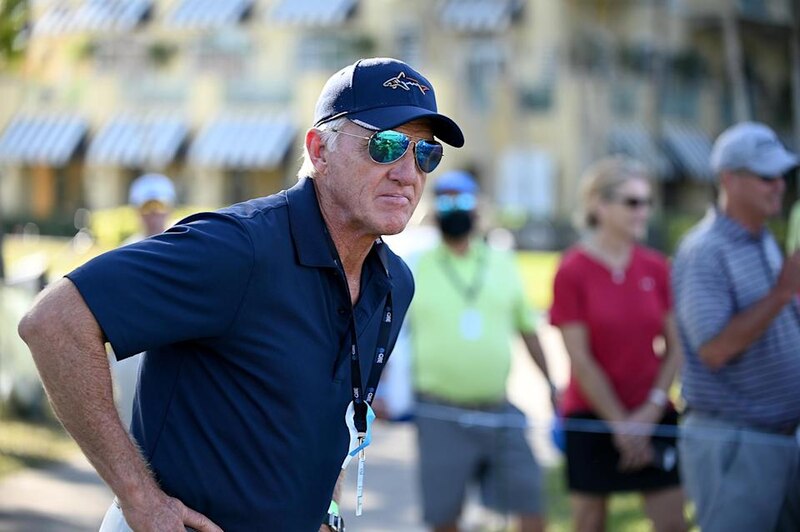 Greg Norman, el golfista australiano, observa el juego en el torneo.