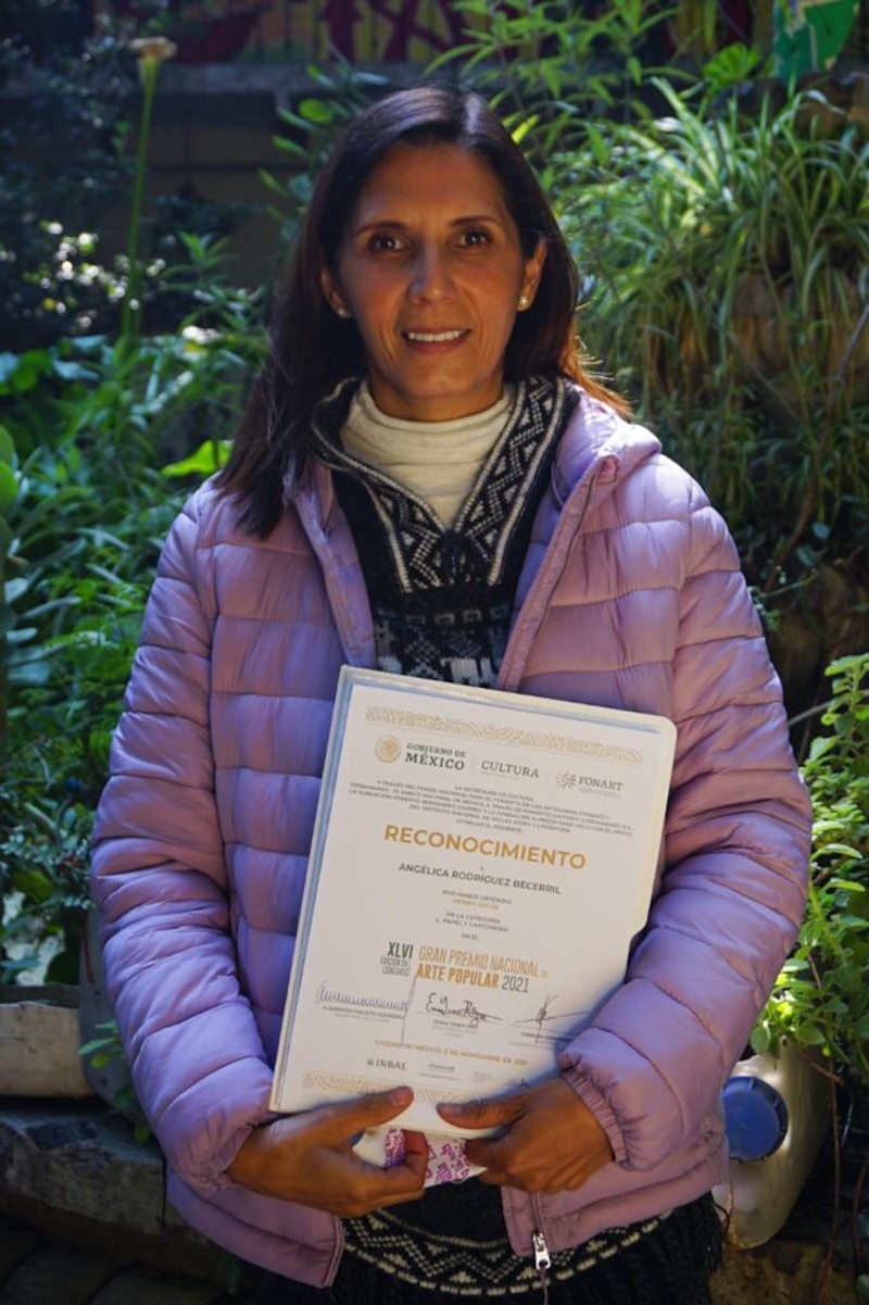 Entrega de reconocimiento a Angélica Rodríguez Becerril