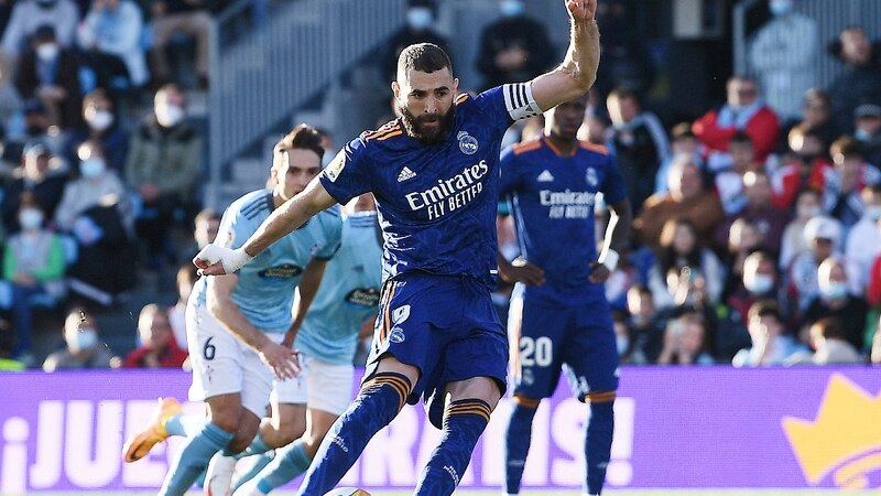 El jugador del Real Madrid, Isco Alarcón, dispara el balón durante el partido contra el Elche CF.