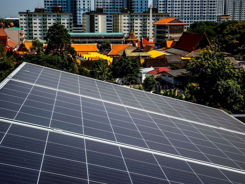 Paneles solares en el techo de un edificio