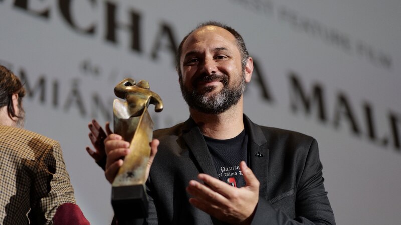 El director de cine Pedro Almodóvar recibe el premio a la mejor dirección en el Festival de Cine de Venecia