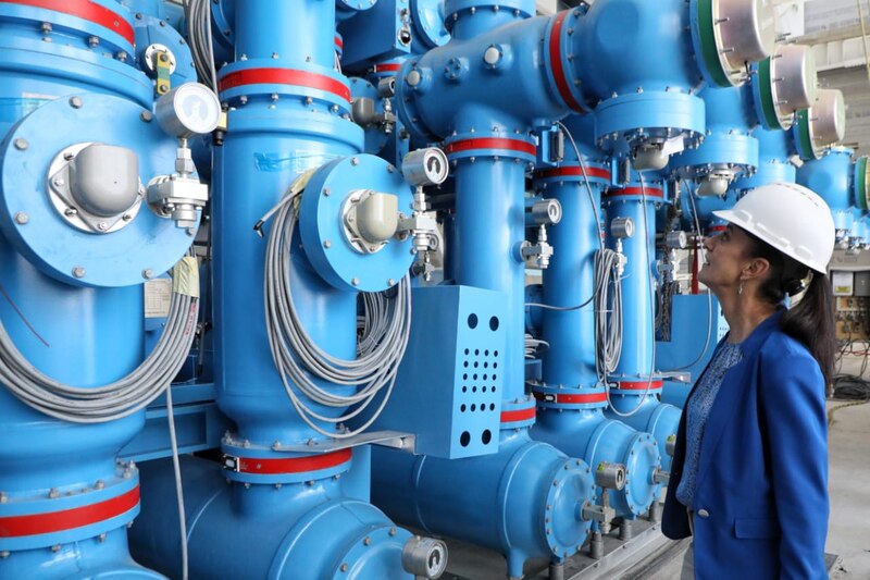 Mujer ingeniera en una subestación eléctrica