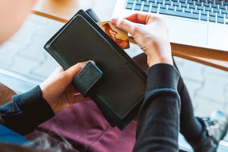 Mujer usando tarjeta de crédito