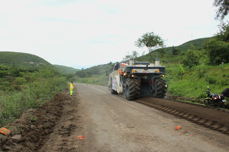 Trabajos de modernización de carretera rural en Oaxaca como parte del programa de infraestructura de la SICT