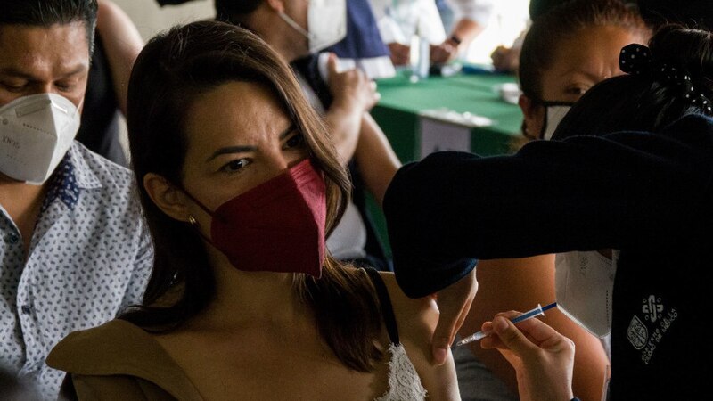 Mujer recibe la vacuna contra el COVID-19