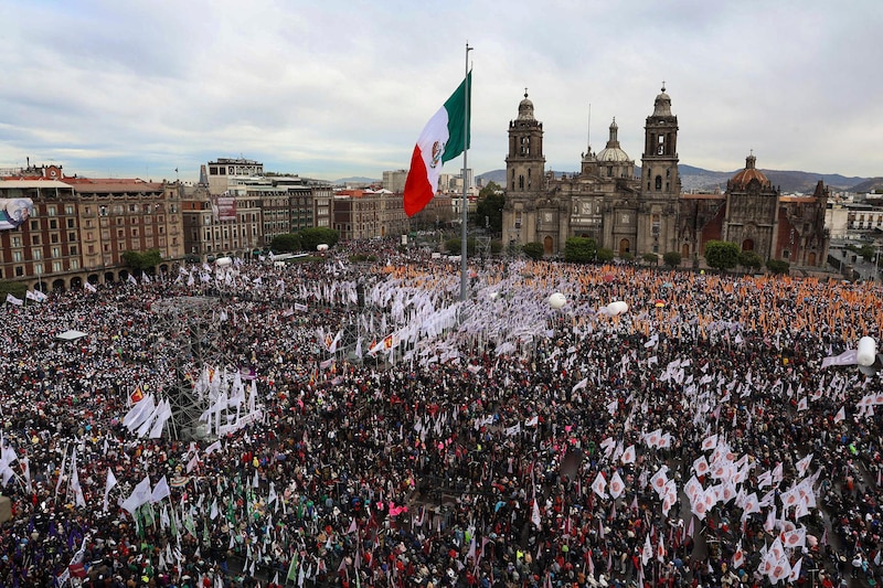 Ante miles de mexicanos procedentes de distintos estados de la República e incluso de diversas alcaldías de la CDMX, la Presidenta Sheinbaum rindió un informe de los primeros 100 días de su gobierno