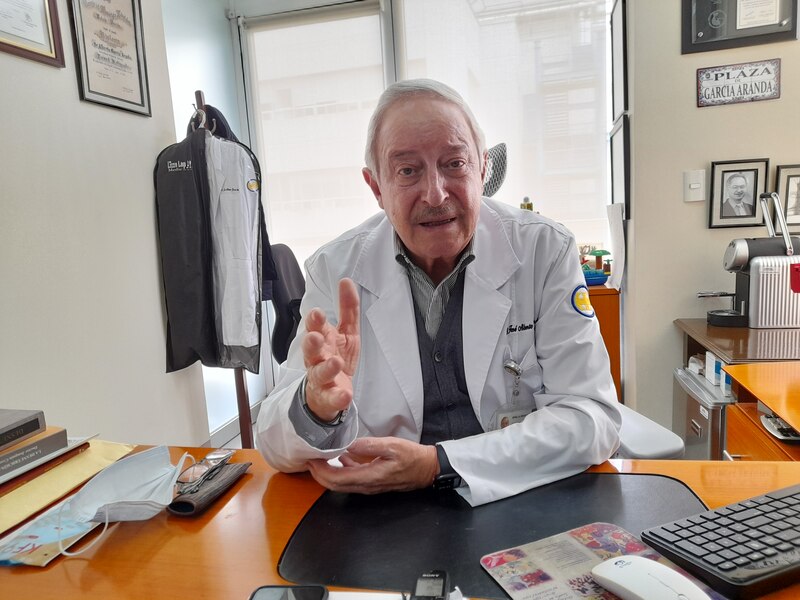 El doctor Enrique Ormaza, especialista en nutrición, da una entrevista sobre la desnutrición en el Perú.