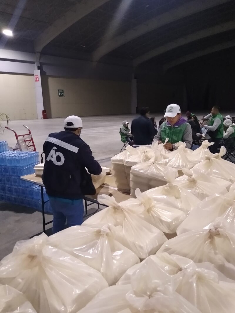 Voluntarios empacando comida para los damnificados