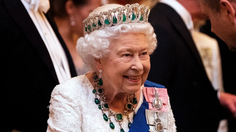 La Reina Isabel II sonríe durante un banquete estatal en el Palacio de Buckingham