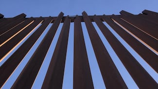 Avanza construcción del muro negro ordenado por Trump en frontera con México